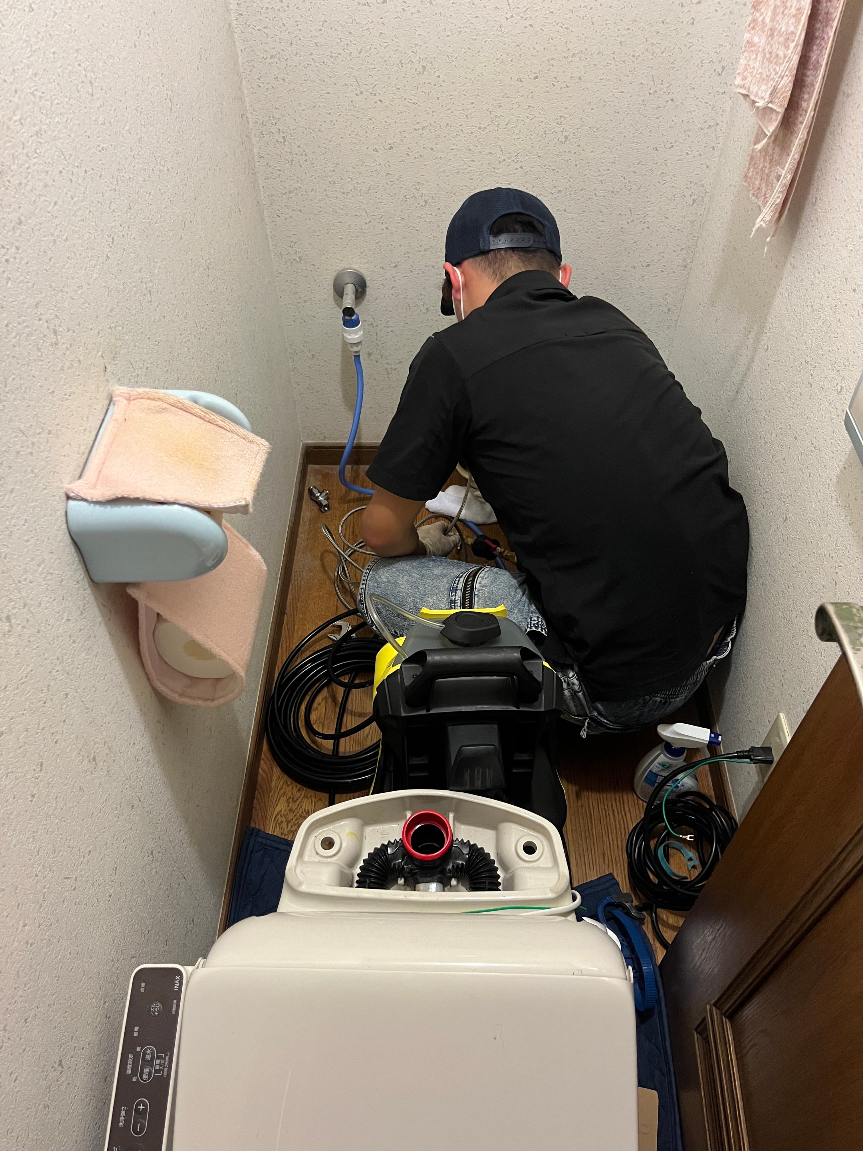 水道工事の現場で作業する職人