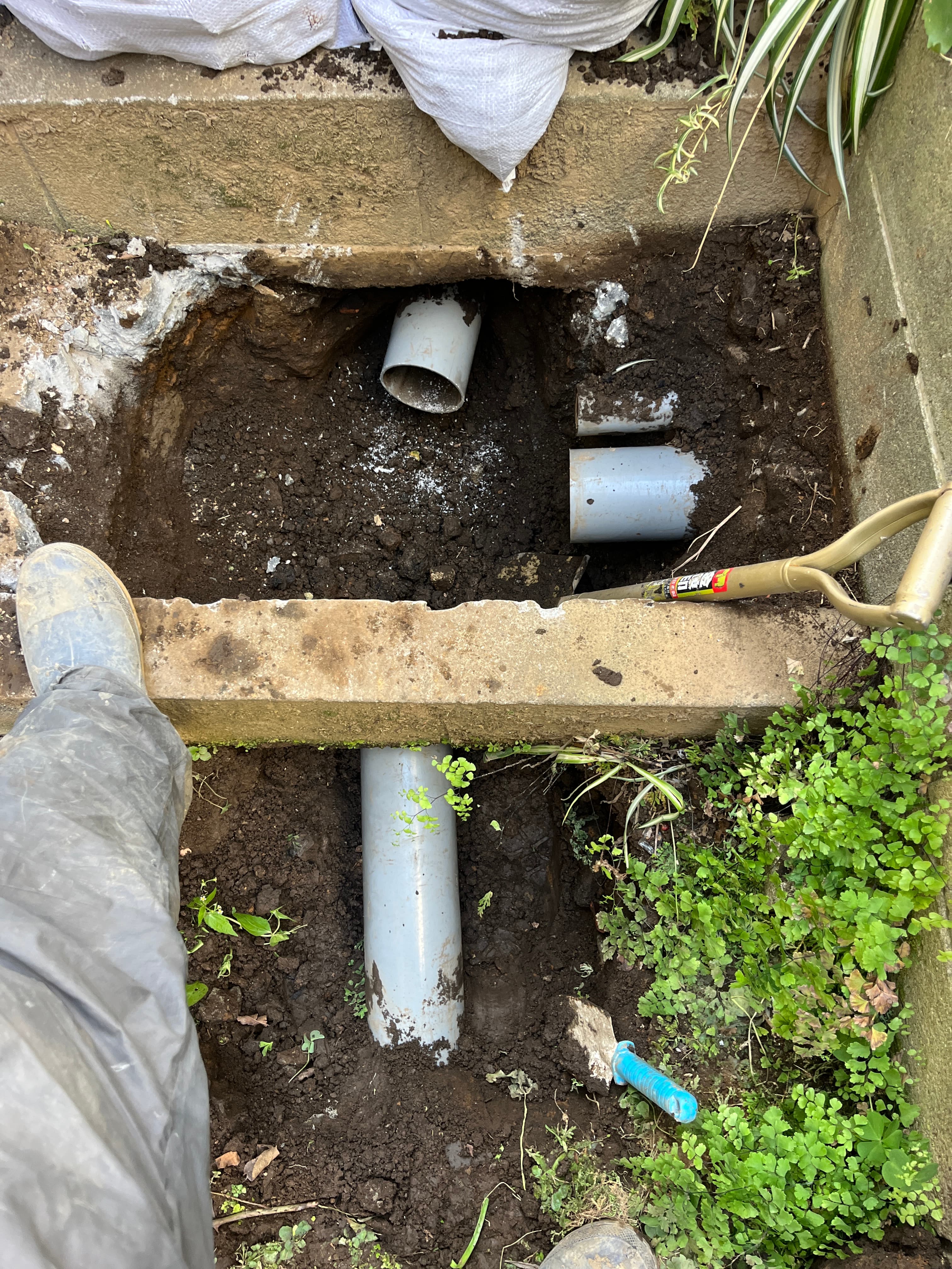 地中配管の漏水調査から引き直しまで